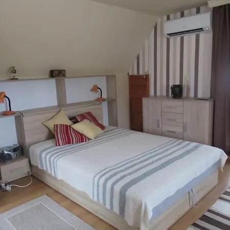 Irisz Nyaralo - Rev-10 Holiday home *